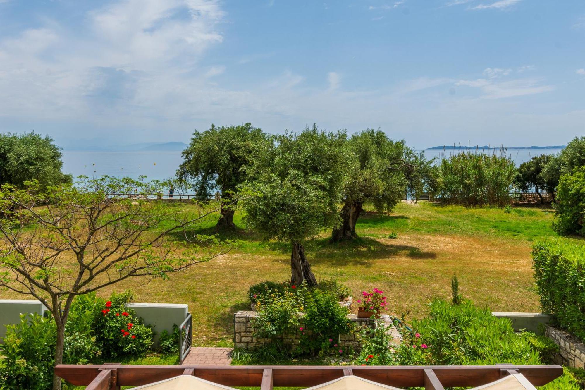 Barbati Seafront Luxury Suites Exterior foto